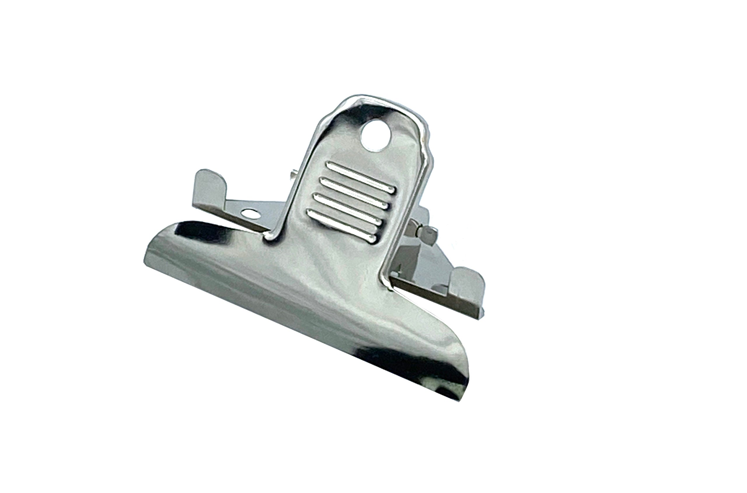 Clip Jumbo de 8 cm de presión con acabado níquel, ideal para tablas de notas y carpetas. Incluye perforaciones de 0.4 cm de diámetro y separación de 4.7 cm entre centros. Clip Jumbo de 8 cm de presión con acabado níquel, ideal para tablas de notas y carpetas. Incluye perforaciones de 0.4 cm de diámetro y separación de 4.7 cm entre centros.